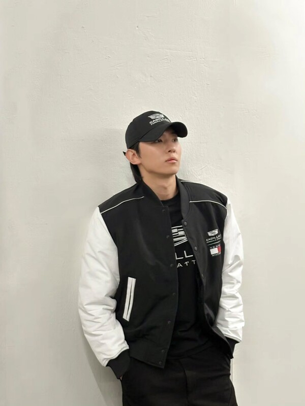 덱스, 흑백 야구점퍼 찰떡! 훈훈 매력 발산… (+남친룩, 사복패션, 볼캡)
