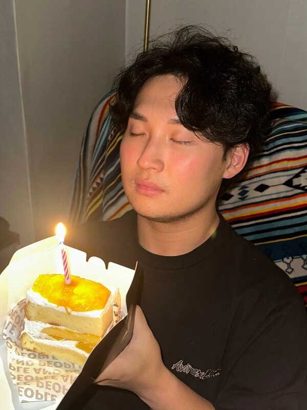임재현, 검은 티에 담긴 힐링 생일…조용한 감사 인사 (+생일, 패션, 스타일, 인스타그램)