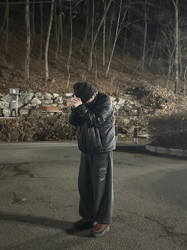 임재현, 오늘 밤 힐링 무드! 검정 패딩에 회색 트레이닝…소원 빌고 따뜻하게 (+밤, 소원, 패션, 인스타그램)