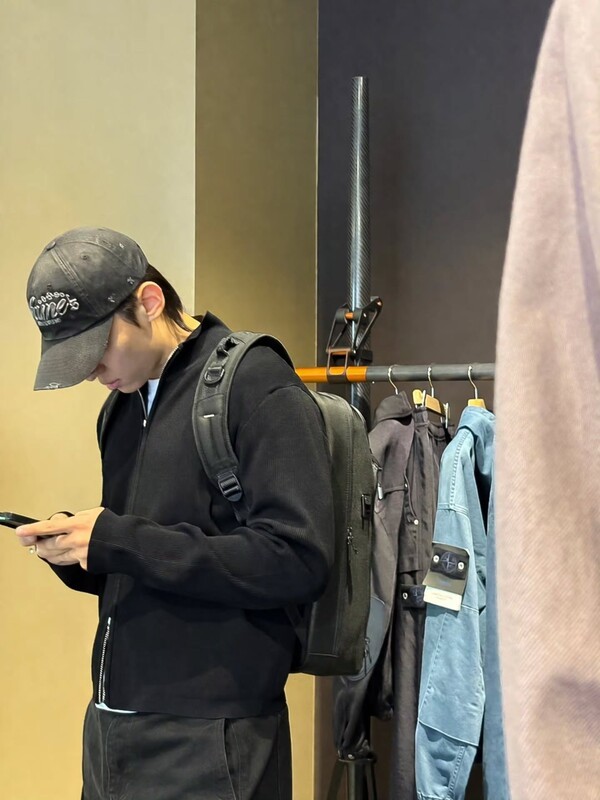 덱스, 블랙 볼캡에 시선 집중! 훈훈한 남친룩…(+패션, 스타일, 코디, 인스타그램)