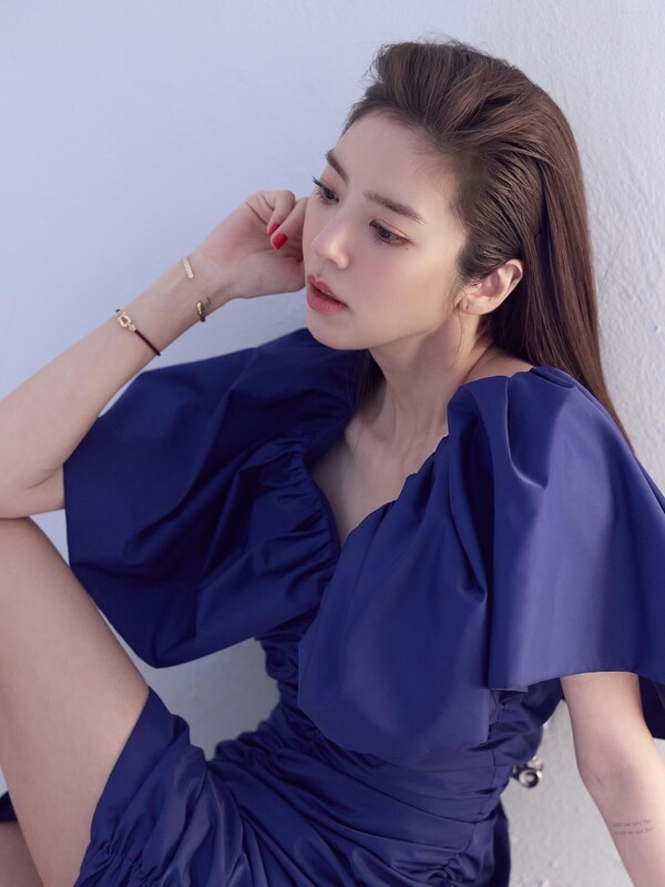 손담비, 짙은 남색 벌룬 소매 드레스에 붉은 네일… 나른한 여신 포스 … (+패션, 스타일, 뷰티, 인스타그램)